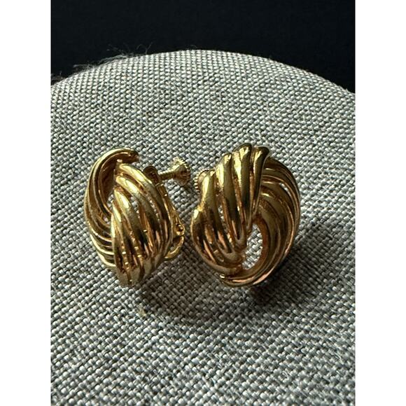 Napier Swirl Screwback Earrings Gold Tone Vintage Retro Career Classic Capsule - Picture 1 of 5